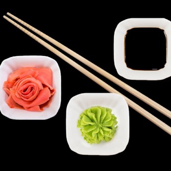 Набор для суши: имбирь, васаби, соевый соус, палочки